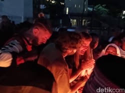 Tangis Istri Pelatih Valencia Saat Doa Bersama Kapal Tenggelam di Labuan Bajo