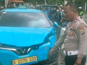 Taksi Listrik Ringsek Saat Terobos Rel di Jakpus, Lokomotif KA Ikut Penyok