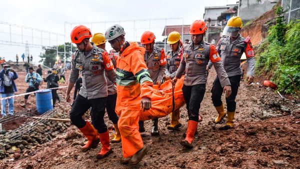 Tragedi Longsor di Sumedang, Jenazah Korban Dievakuasi