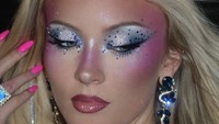 Dulu Dianggap Jadul, Eyeshadow Biru Kini Jadi Tren Makeup