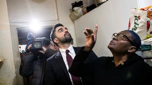 Hari Pertama Menjabat, Zohran Mamdani Blusukan di Apartemen Warga