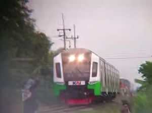 Viral Bocah Hadang Kereta Api di Sidoarjo, KAI: Murni Iseng