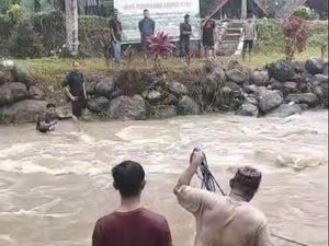 Viral Pengunjung Wisata Alam Zahara Terjebak Banjir Sungai di Polman