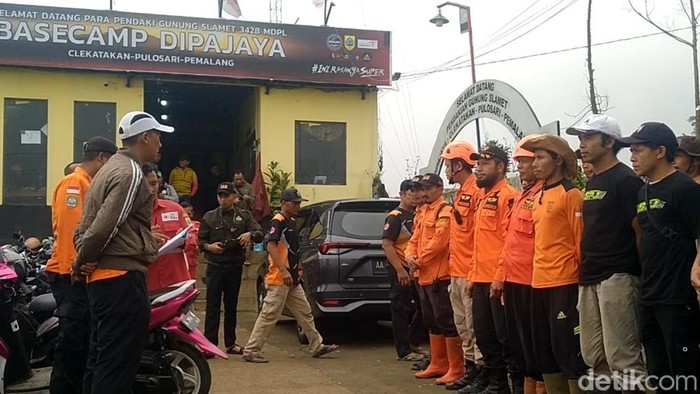 Pendaki Hilang di Gunung Slamet, Warga Ikut Cari Bareng Tim SAR