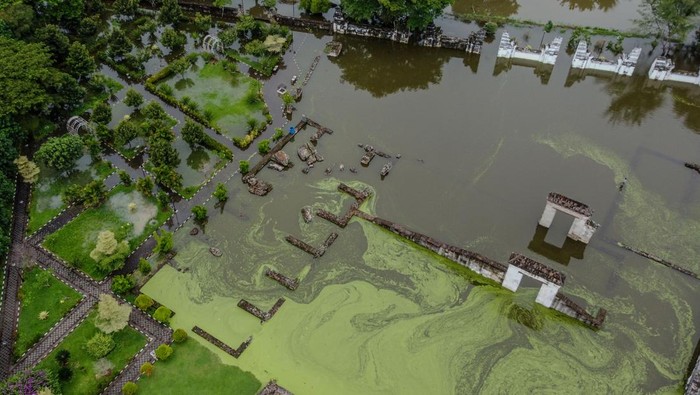 Banjir Kepung Situs Bersejarah Keraton Kaibon
