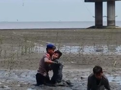 Anggota Ditpolairud Polda Jatim Selamat 2 Anak Terjebak Lumpur di Kenjeran