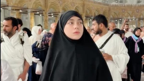 Potret Celine Evangelista Umrah Bareng Anak, Cantik Natural Tanpa Makeup