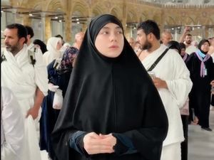 Potret Celine Evangelista Umrah Bareng Anak, Cantik Natural Tanpa Makeup