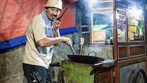 Seru! Denny Sumargo Makan Nasi Bebek hingga Cosplay jadi Tukang Nasgor