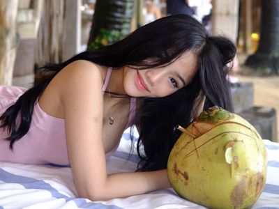 Fuji Liburan ke Bali Bareng Erika Carlina, Nggak Lupa Kulineran Enak!