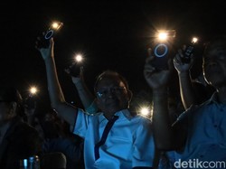 Koster Ungkapkan Cinta ke Istri Saat Nonton Perayaan Tumpek Rahina