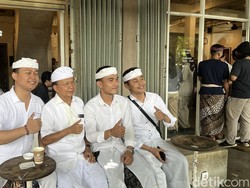 Kala Koster Traktir Kopi dan Babi Guling Warga Saat Perayaan Tumpek Krulut