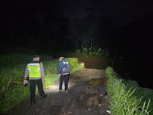 Longsor Putus Jalan di Gemawang Temanggung, Warga Harus Memutar 15 Km