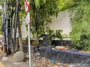 Kabel di Trotoar Cijagra Bandung Jadi Jebakan Pejalan Kaki