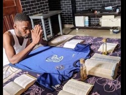Yang ini meme fans Chelsea banyak-banyak berdoa usai memulai tahun 2026 dengan menghadapi Manchester City tanpa manajer permanen. Foto: dok. Internet/X (Twitter)