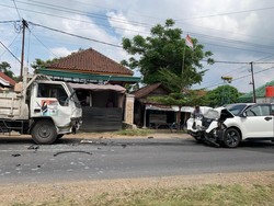 Mobil Pasutri Tabrak Truk di Jombang, Suami Tewas dan Istri Luka
