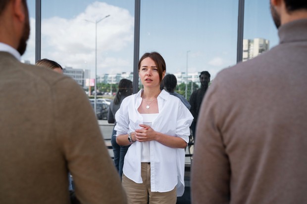 Kebiasaan low-key orang cerdas terlihat dari kecenderungan mengamati lebih dulu, sehingga setiap ucapan didasari pemahaman konteks yang kuat.