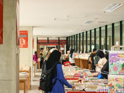 Pecinta Buku Serbu New Year Sale di Taman Ismail Marzuki