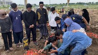 Isak Tangis Iringi Pemakaman 3 Orang Sekeluarga Tewas di Jakut