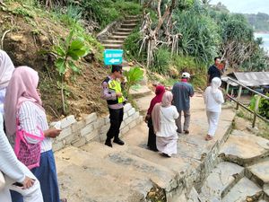 Polres Wonogiri Hadir Pastikan Warga Aman Berwisata di Pantai Paranggupito