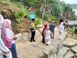 Polres Wonogiri Hadir Pastikan Warga Aman Berwisata di Pantai Paranggupito