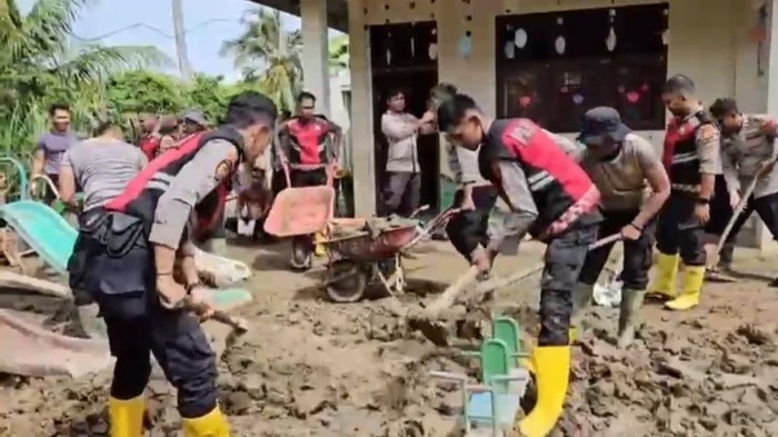 Polisi & Masyarakat Pidie Jaya Gotong Royong Pemulihan Fasum-Pendidikan