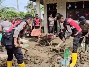 Polisi dan Masyarakat Pidie Jaya Gotong-royong Percepat Pemulihan Fasum-Pendidikan