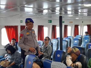 Polres Siak Patroli Jalan Kaki di Pelabuhan, Pastikan Kelancaran Arus Balik