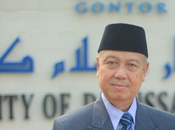 Profil Prof. Dr. K.H. Amal Fathullah Zarkasyi, Pimpinan Pondok Modern Gontor