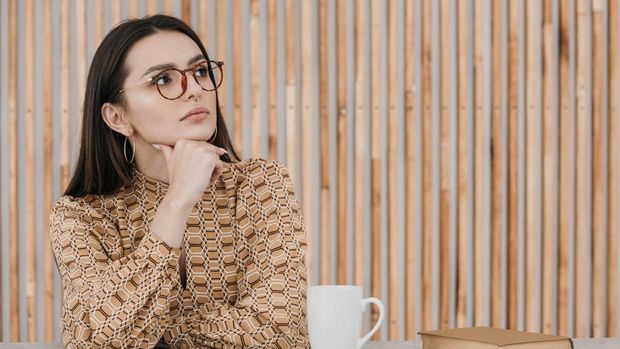 Kecerdasan di atas rata-rata tidak selalu ditunjukkan melalui dominasi bicara atau sikap paling menonjol. Ada beberapa kebiasaan low-key orang cerdas yang tercermin dari cara berpikir, bersikap, dan merespons dunia secara tenang dan reflektif.