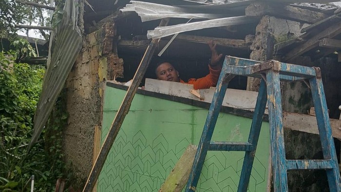 Hujan Deras dan Angin Kencang Menghancurkan Rumah Warga di Bogor