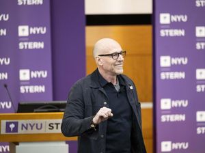 Ini Si Penulis AS yang Nilainya C Saat Sekolah, Kini Kekayaan Rp 2,5 T & Jadi Profesor