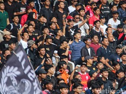 Video: Momen Suporter Persija Bantu Polisi Kawal Barracuda Pemain Persib
