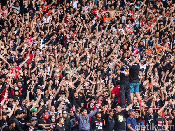 Sorak Jakmania Iringi Malam Kemenangan Persija