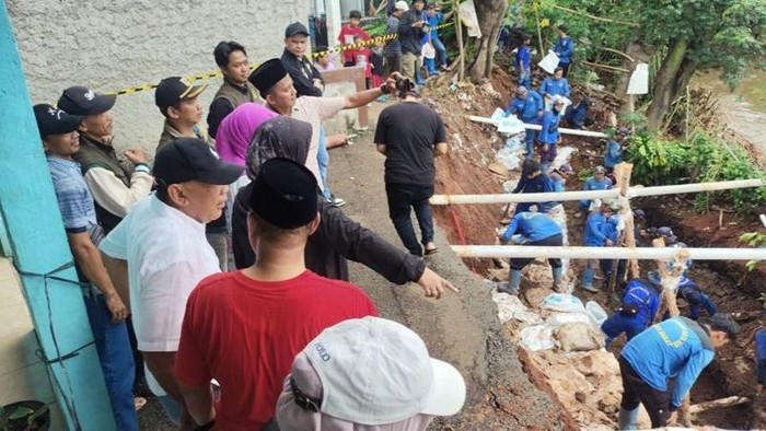 Tanah Longsor di Kembangan, Jakarta Barat: Imbas Erosi Kali Angke