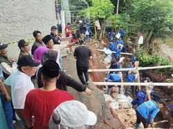 Tanah Longsor Depan Rumah Warga di Kembangan Jakbar Imbas Erosi Kali Angke