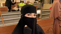 Tasya Farasya Tampil Syar'i Pakai Cadar saat Umrah, Tas Hermes Curi Atensi