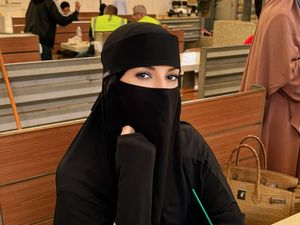 Tasya Farasya Tampil Syari Pakai Cadar saat Umrah, Tas Hermes Curi Atensi