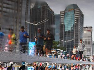 CFD Perdana 2026, Warga Padati Sudirman untuk Berolahraga