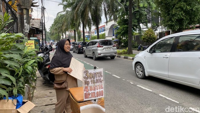 Dede Jadi Pedagang Tikar Musiman di Ragunan, Raup Rp 2 Juta Sepekan