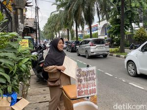 Cerita Dede Jadi Pedagang Tikar Musiman di Ragunan, Raup Rp 2 Juta Sepekan