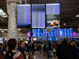 Gangguan Radio Lumpuhkan Penerbangan Yunani, Ribuan Penumpang Terlantar