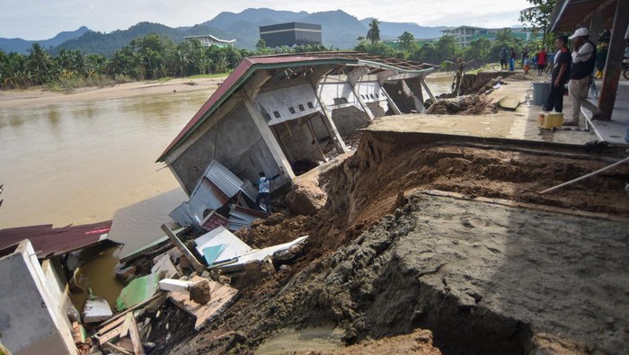 Warga Padang Pariaman Gotong Royong Selamatkan TPQ Ambruk Akibat Banjir Bandang