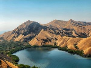 Pesona Bukit Liaga Ende NTT, Savana Perbukitan dan Teluk Unik Berbentuk Huruf U