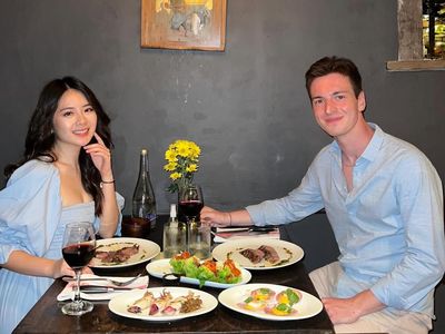 Romantis! Jennifer Christie dan Mas Bule Cicip Udang Balon dan Sup Pir