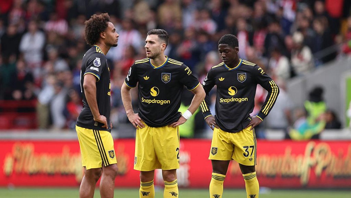 Joshua Zirkzee (kiri) dan Kobbie Mainoo (kanan) tidak jadi dijual Manchester United? (Getty Images/Catherine Ivill - AMA)
