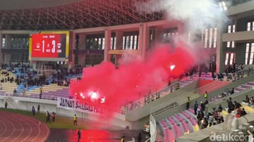 Persib, Persebaya, Persija Kompak Larang Flare di Laga Terakhir Super League