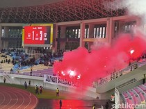 Persib, Persebaya, Persija Kompak Larang Flare di Laga Terakhir Super League