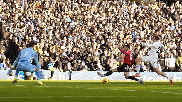 Leeds vs MU Manchester United's Matheus Cunha (centre) scores his sides first goal during the Premier League match at Elland Road, Leeds. Picture date: Sunday January 4, 2026. (Photo by Danny Lawson/PA Images via Getty Images)