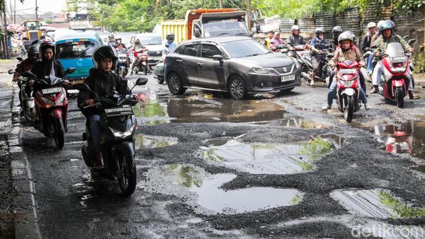 Lubang dan Genangan Warnai Jalan Otista Raya Ciputat
